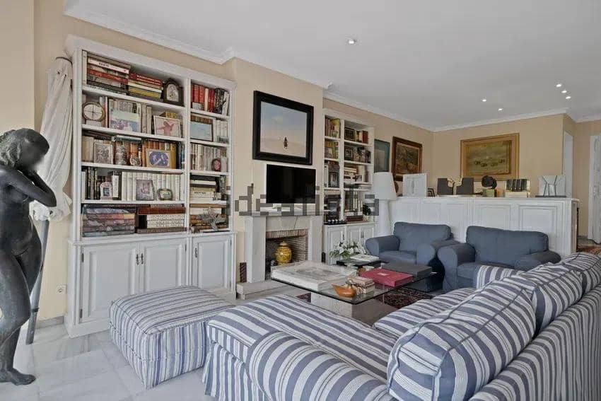 Chalet de 3 habitaciones en Estepona en venta - 590.000 € (Ref: 10043083)