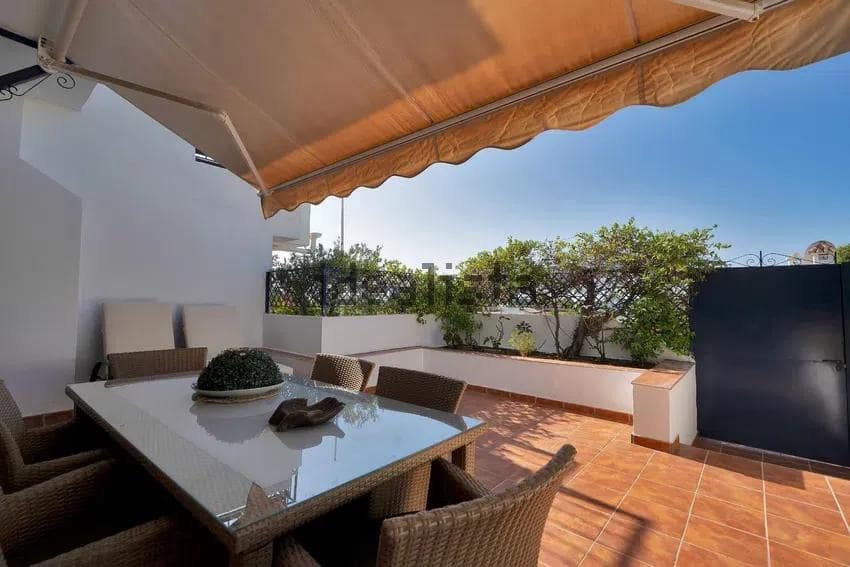Chalet de 3 habitaciones en Estepona en venta - 590.000 € (Ref: 10043083)