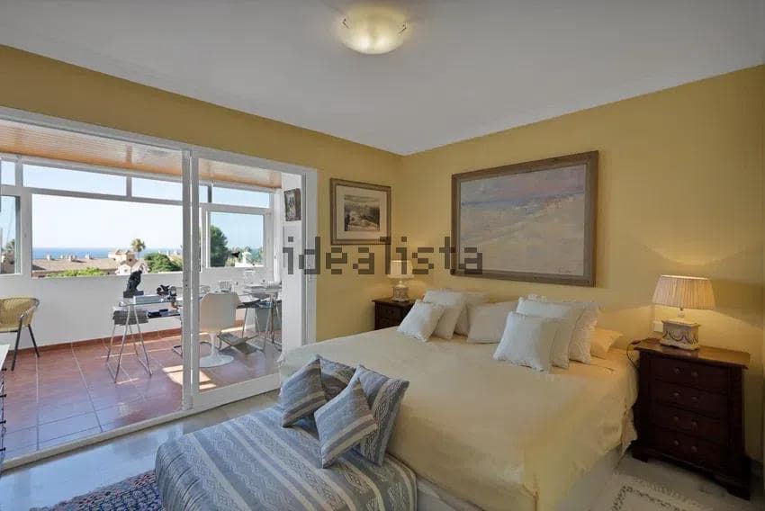 Chalet de 3 habitaciones en Estepona en venta - 590.000 € (Ref: 10043083)