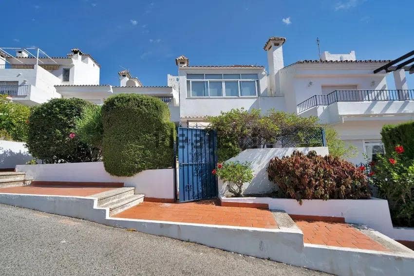 Chalet de 3 habitaciones en Estepona en venta - 590.000 € (Ref: 10043083)