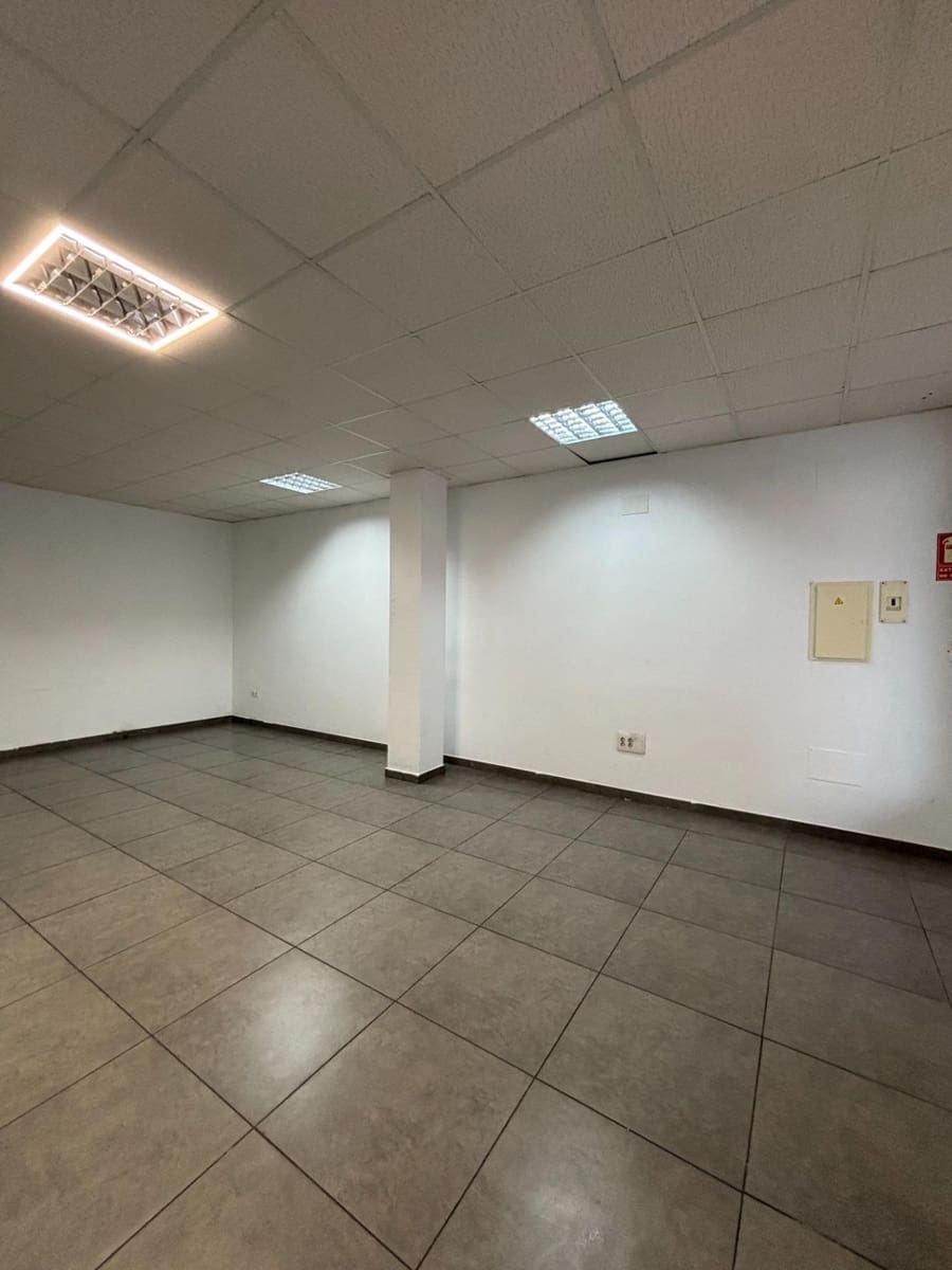 Gewerbe zu vermieten in San Luis de Sabinillas - 900 € (Ref: 10120251)