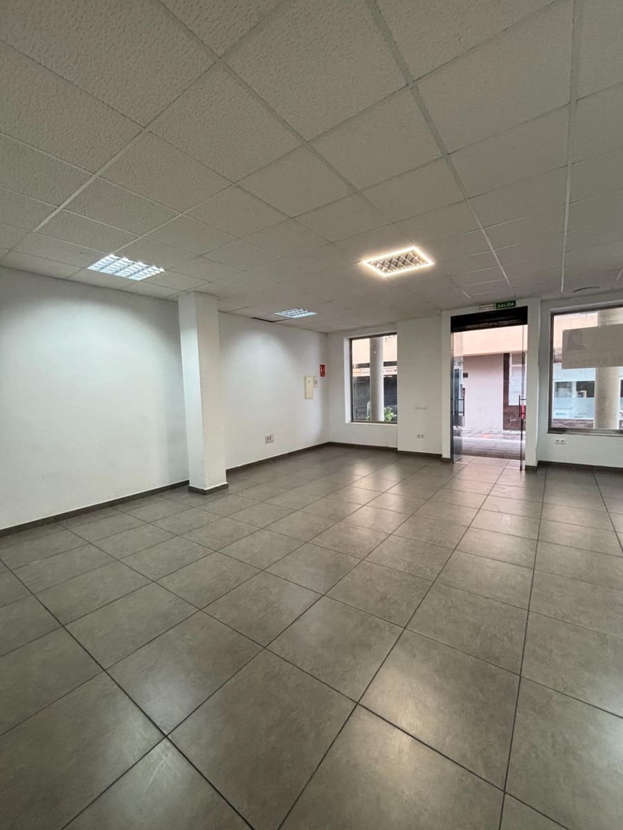 Gewerbe zu vermieten in San Luis de Sabinillas - 900 € (Ref: 10120251)