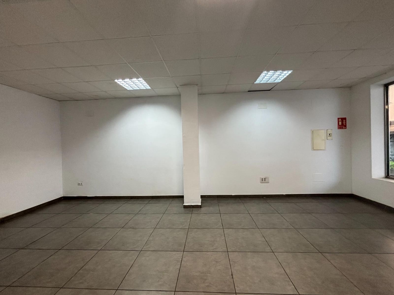 Gewerbe zu vermieten in San Luis de Sabinillas - 900 € (Ref: 10120251)