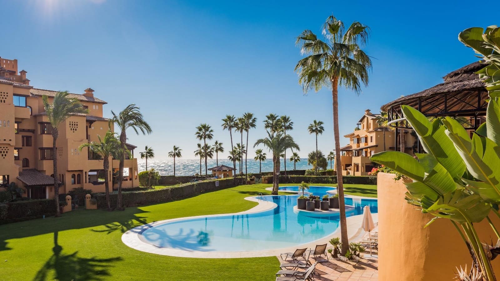 3 sypialnia Apartament na sprzedaż w Estepona z basenem garażem - 1 650 000 € (Ref: 8789455)