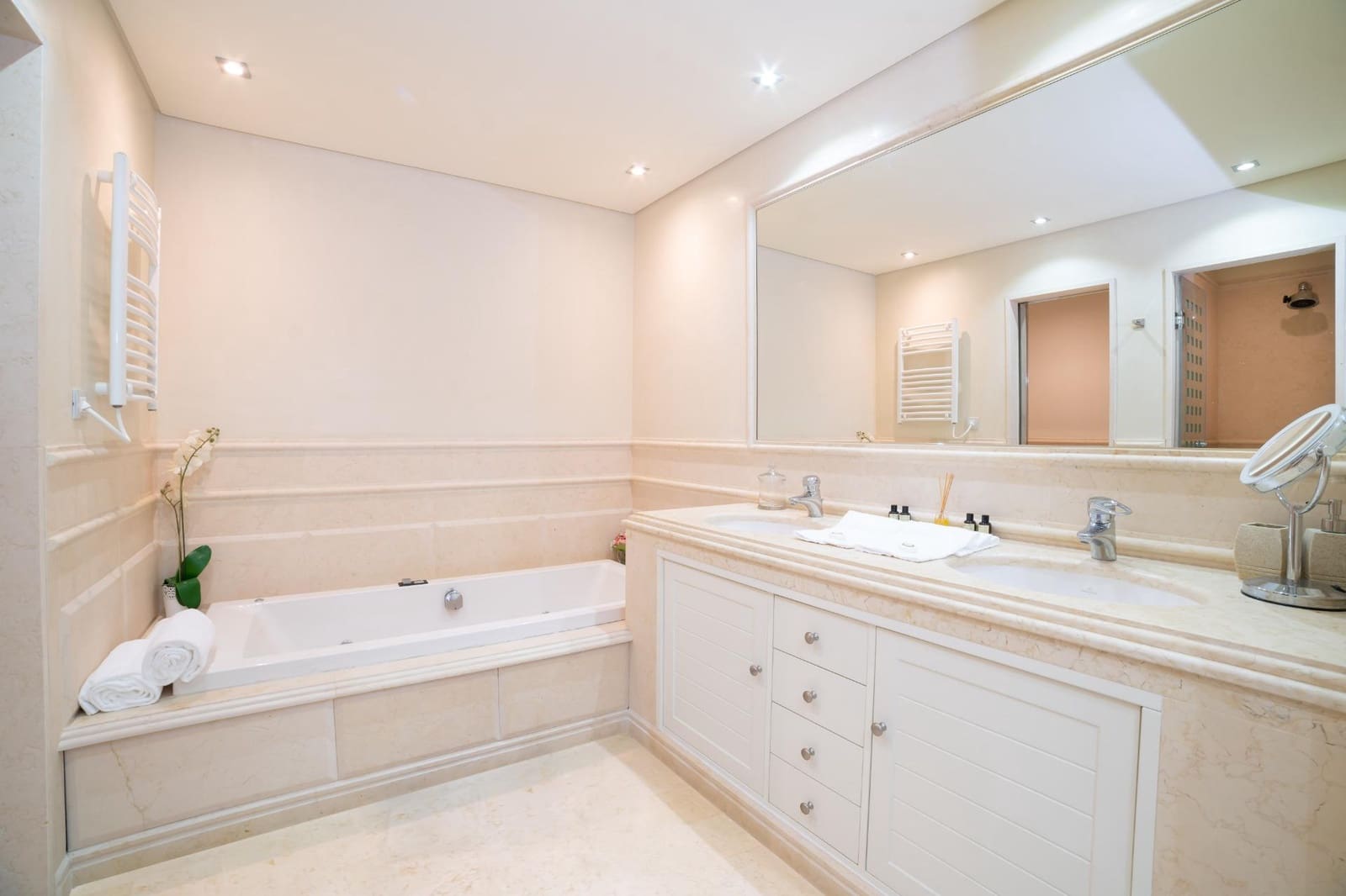 3 sypialnia Apartament na sprzedaż w Estepona z basenem garażem - 1 650 000 € (Ref: 8789455)