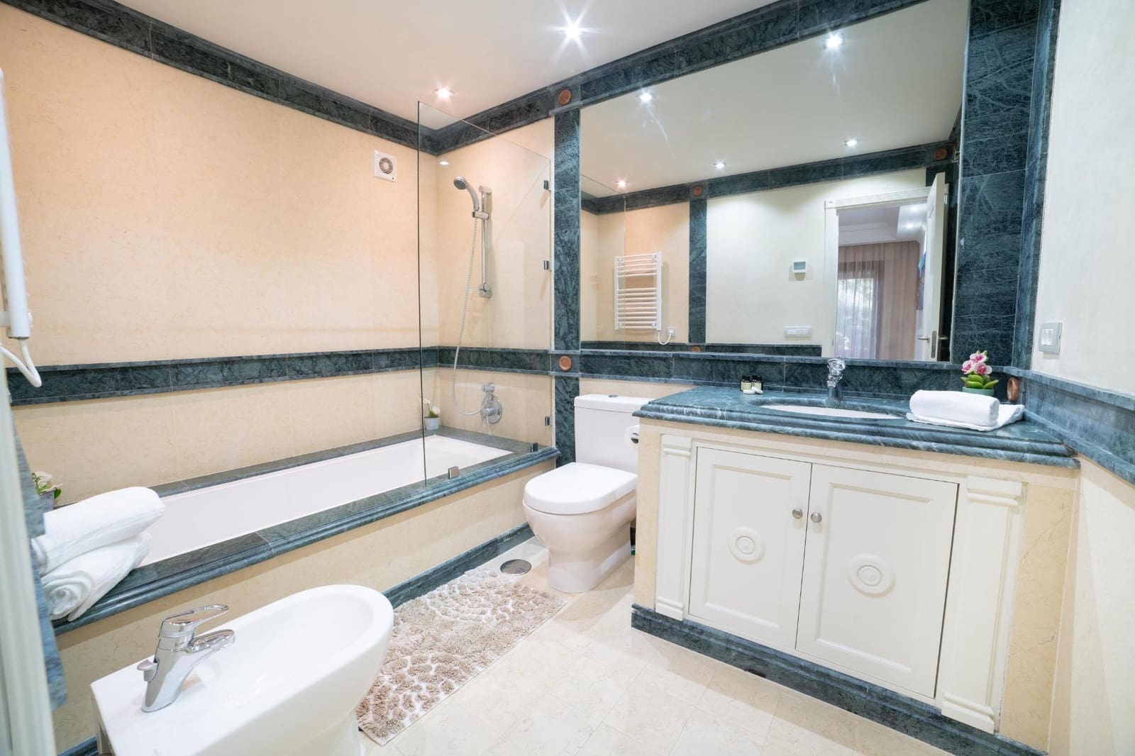 3 sypialnia Apartament na sprzedaż w Estepona z basenem garażem - 1 650 000 € (Ref: 8789455)