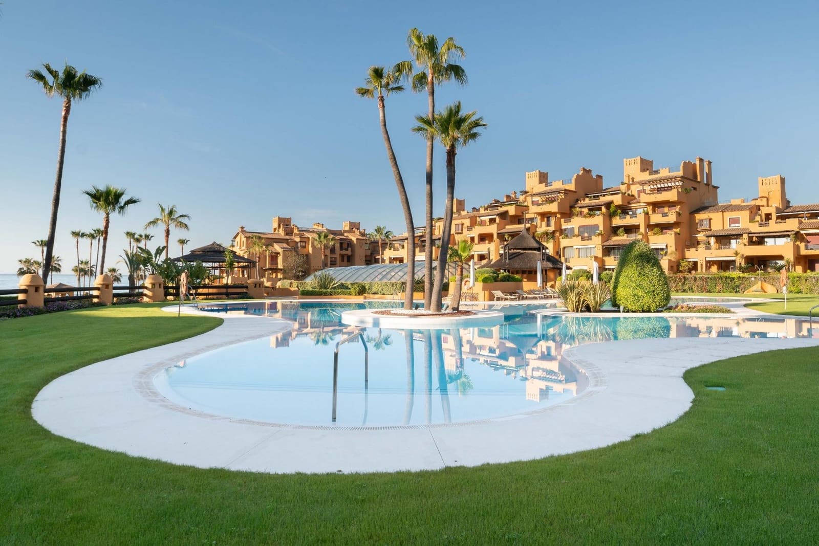 3 sypialnia Apartament na sprzedaż w Estepona z basenem garażem - 1 650 000 € (Ref: 8789455)