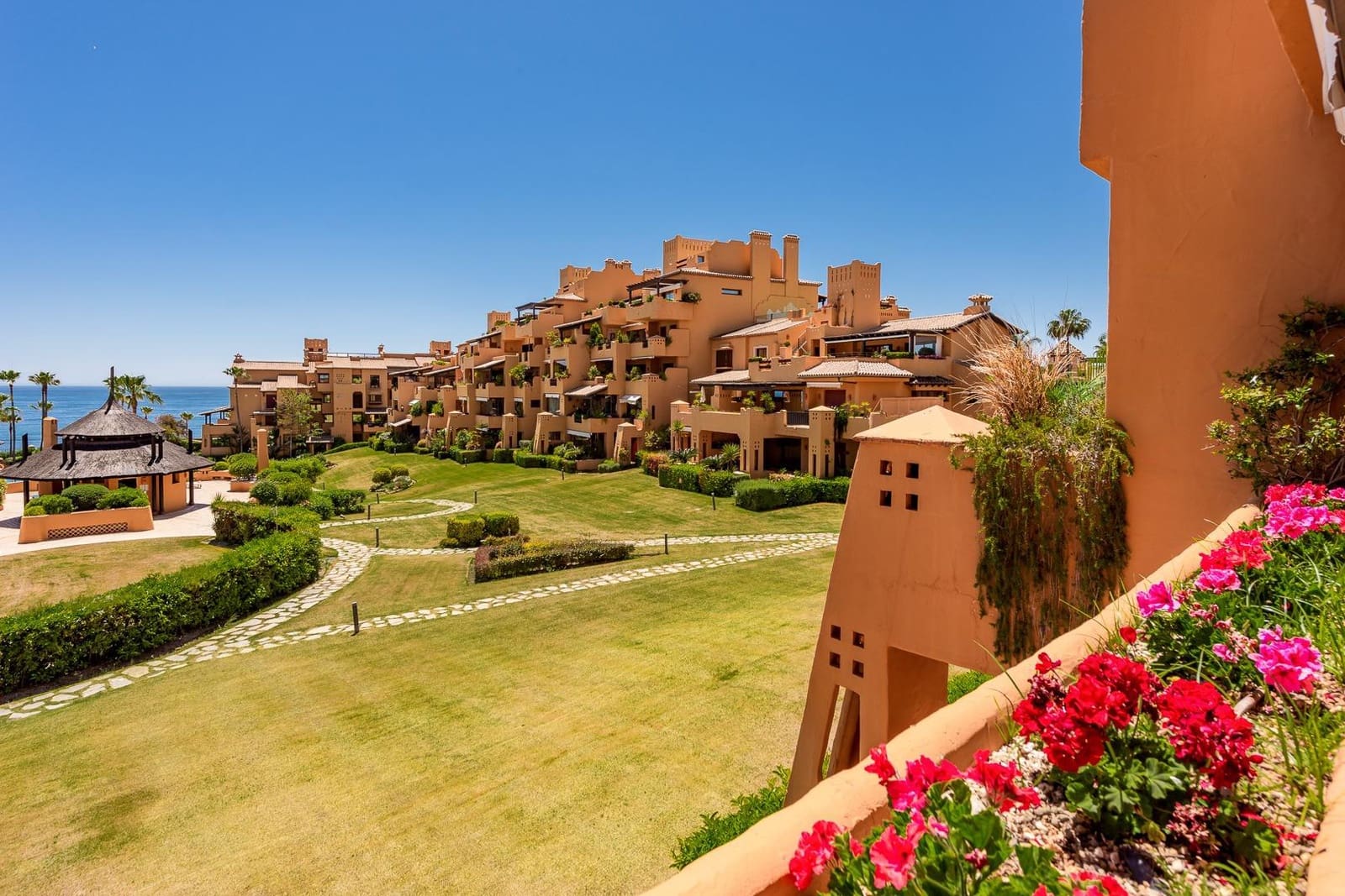 3 sypialnia Apartament na sprzedaż w Estepona z basenem garażem - 1 650 000 € (Ref: 8789455)
