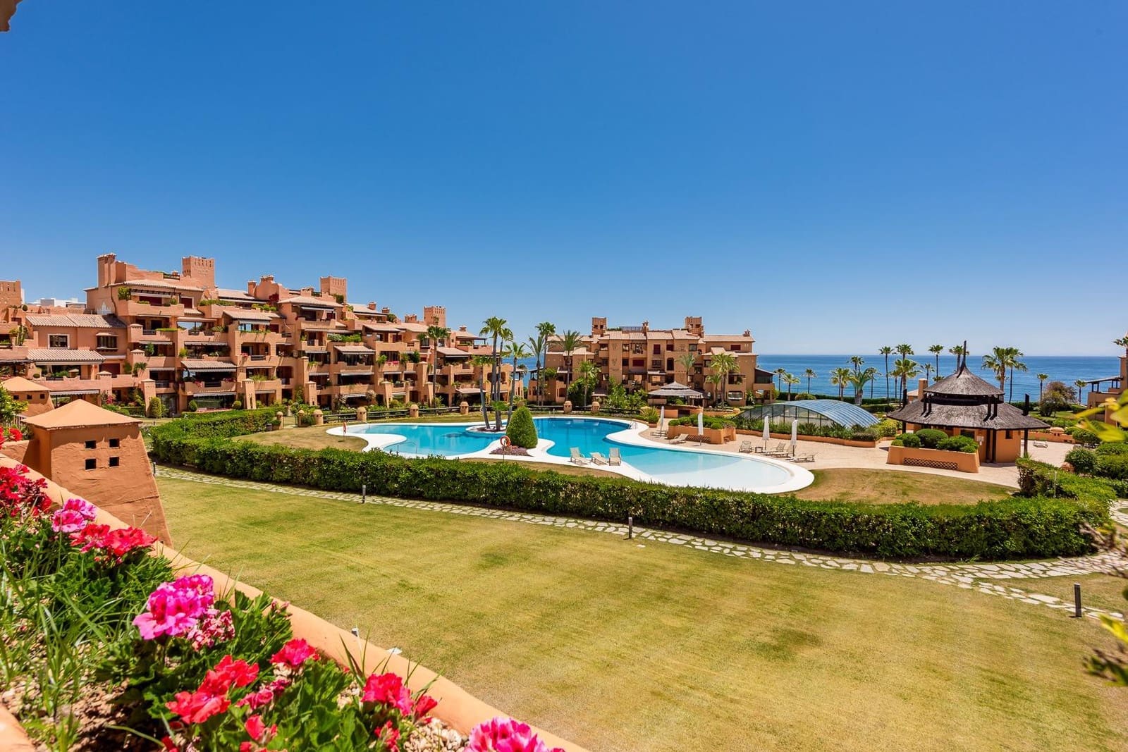 3 sypialnia Apartament na sprzedaż w Estepona z basenem garażem - 1 650 000 € (Ref: 8789455)