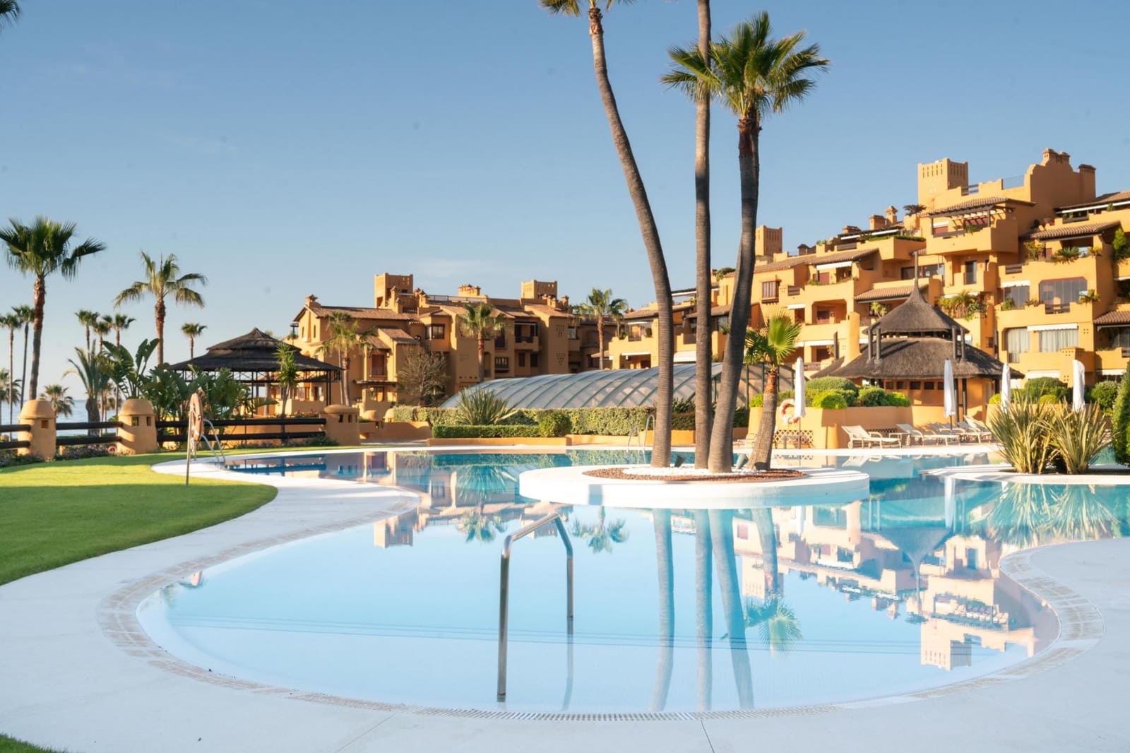 3 sypialnia Apartament na sprzedaż w Estepona z basenem garażem - 1 650 000 € (Ref: 8789455)