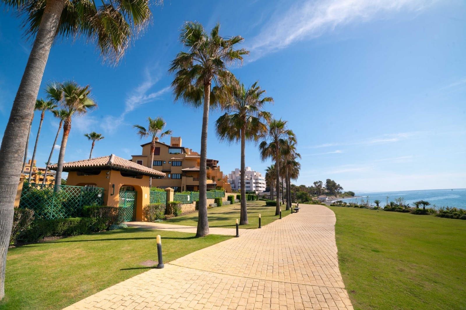 3 sypialnia Apartament na sprzedaż w Estepona z basenem garażem - 1 650 000 € (Ref: 8789455)