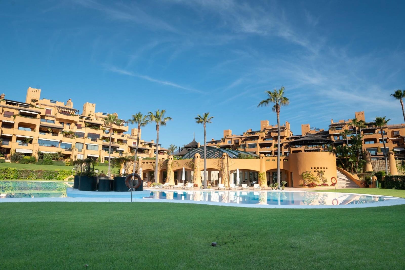 3 sypialnia Apartament na sprzedaż w Estepona z basenem garażem - 1 650 000 € (Ref: 8789455)