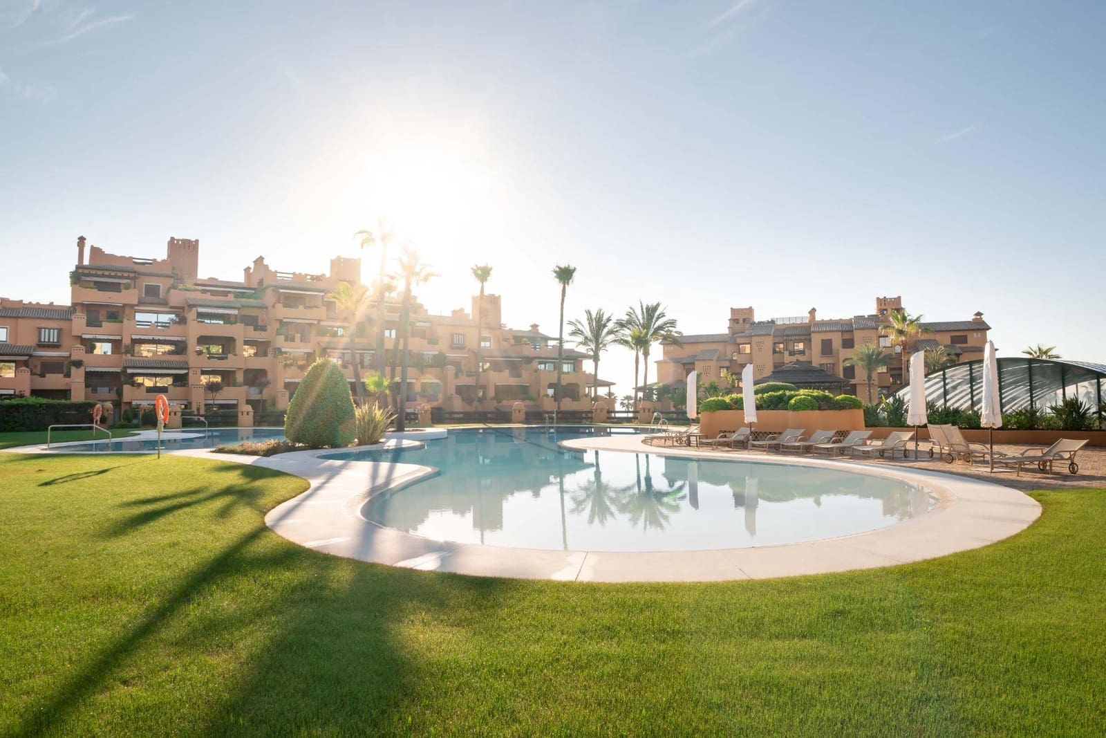 3 sypialnia Apartament na sprzedaż w Estepona z basenem garażem - 1 650 000 € (Ref: 8789455)