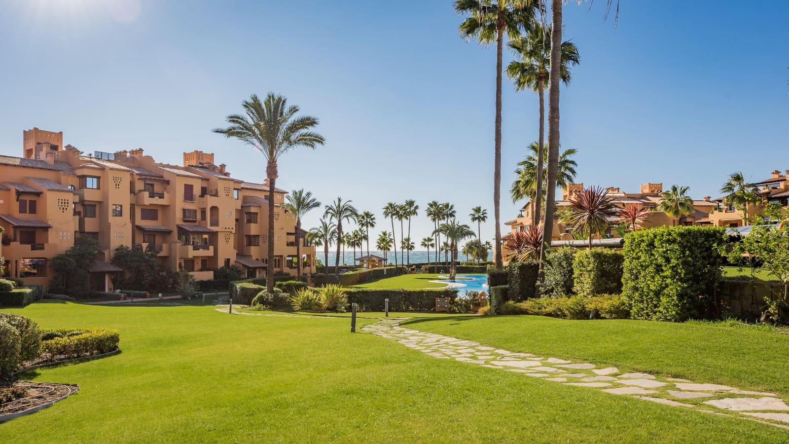 3 sypialnia Apartament na sprzedaż w Estepona z basenem garażem - 1 650 000 € (Ref: 8789455)