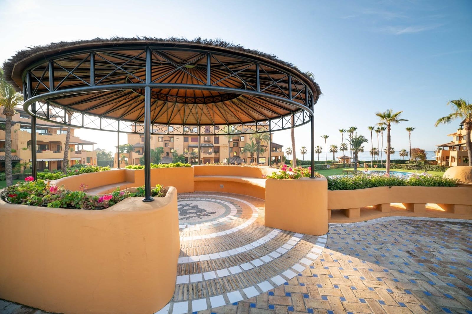 3 sypialnia Apartament na sprzedaż w Estepona z basenem garażem - 1 650 000 € (Ref: 8789455)