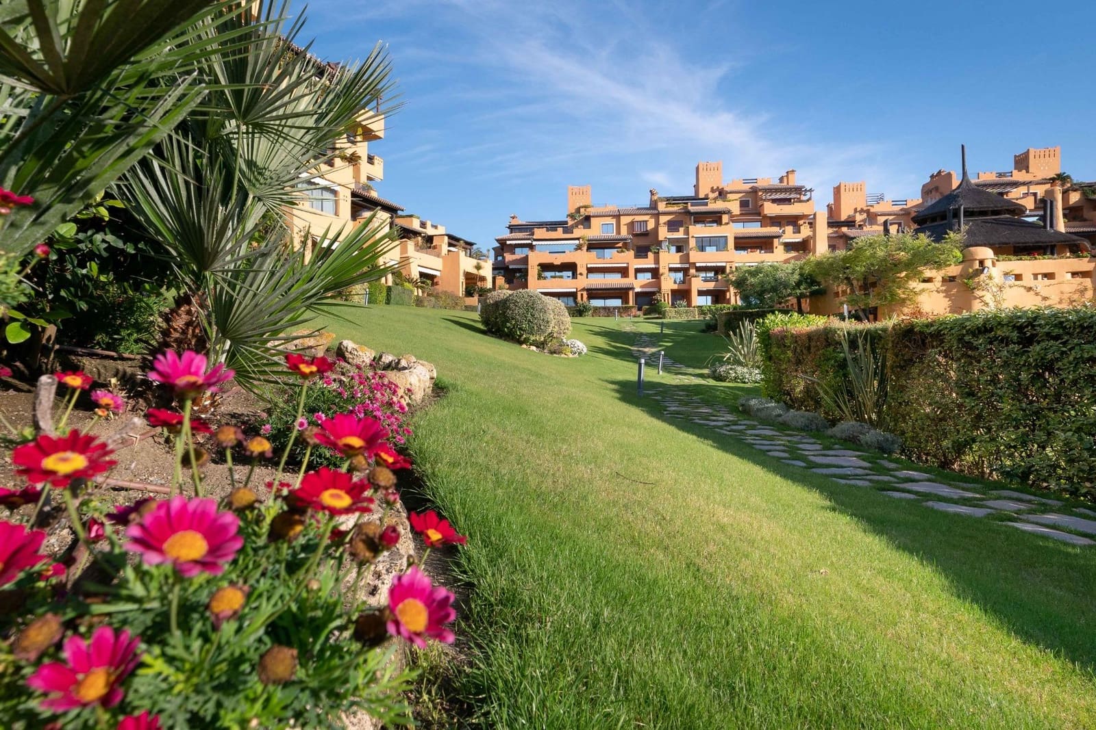 3 sypialnia Apartament na sprzedaż w Estepona z basenem garażem - 1 650 000 € (Ref: 8789455)