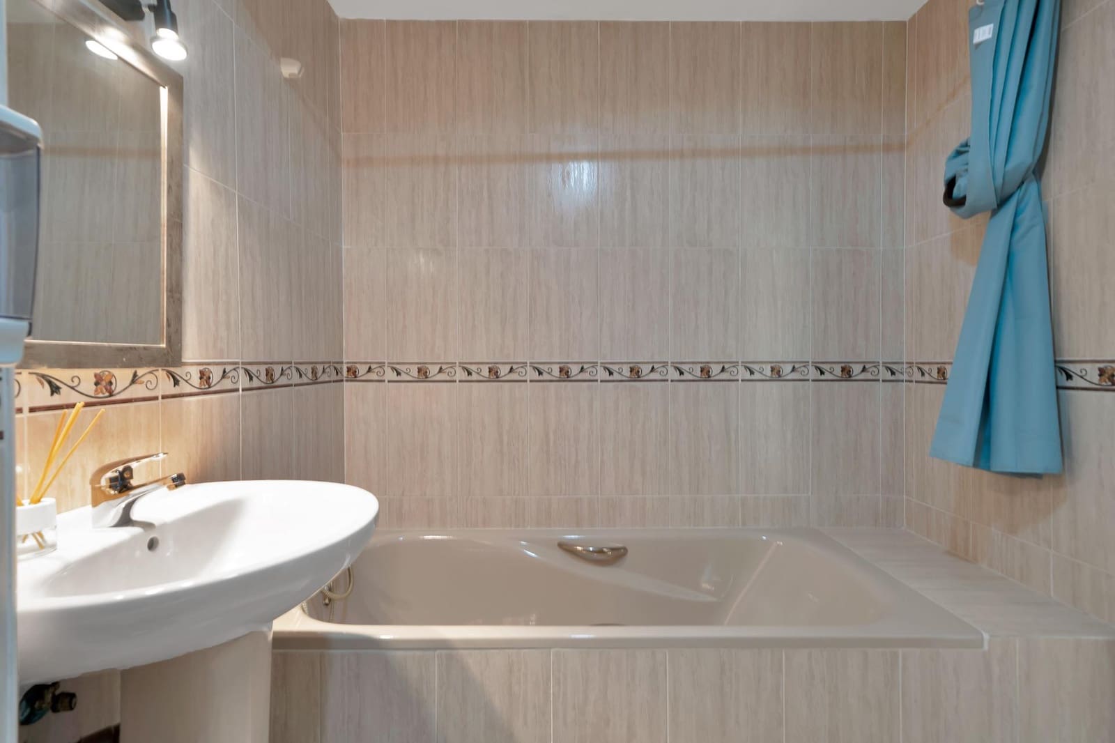 3 bedroom Flat for sale in Estepona with garage - € 439,000 (Ref: 9023242)