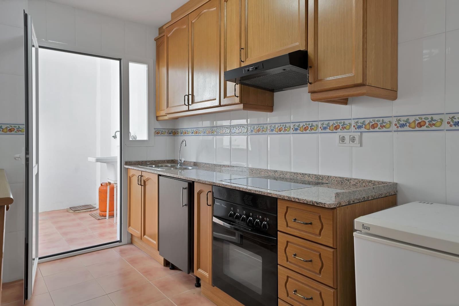 3 bedroom Flat for sale in Estepona with garage - € 439,000 (Ref: 9023242)