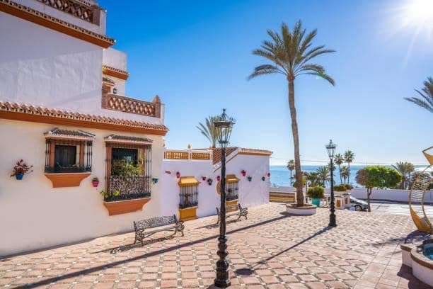 3 bedroom Flat for sale in Estepona with garage - € 439,000 (Ref: 9023242)