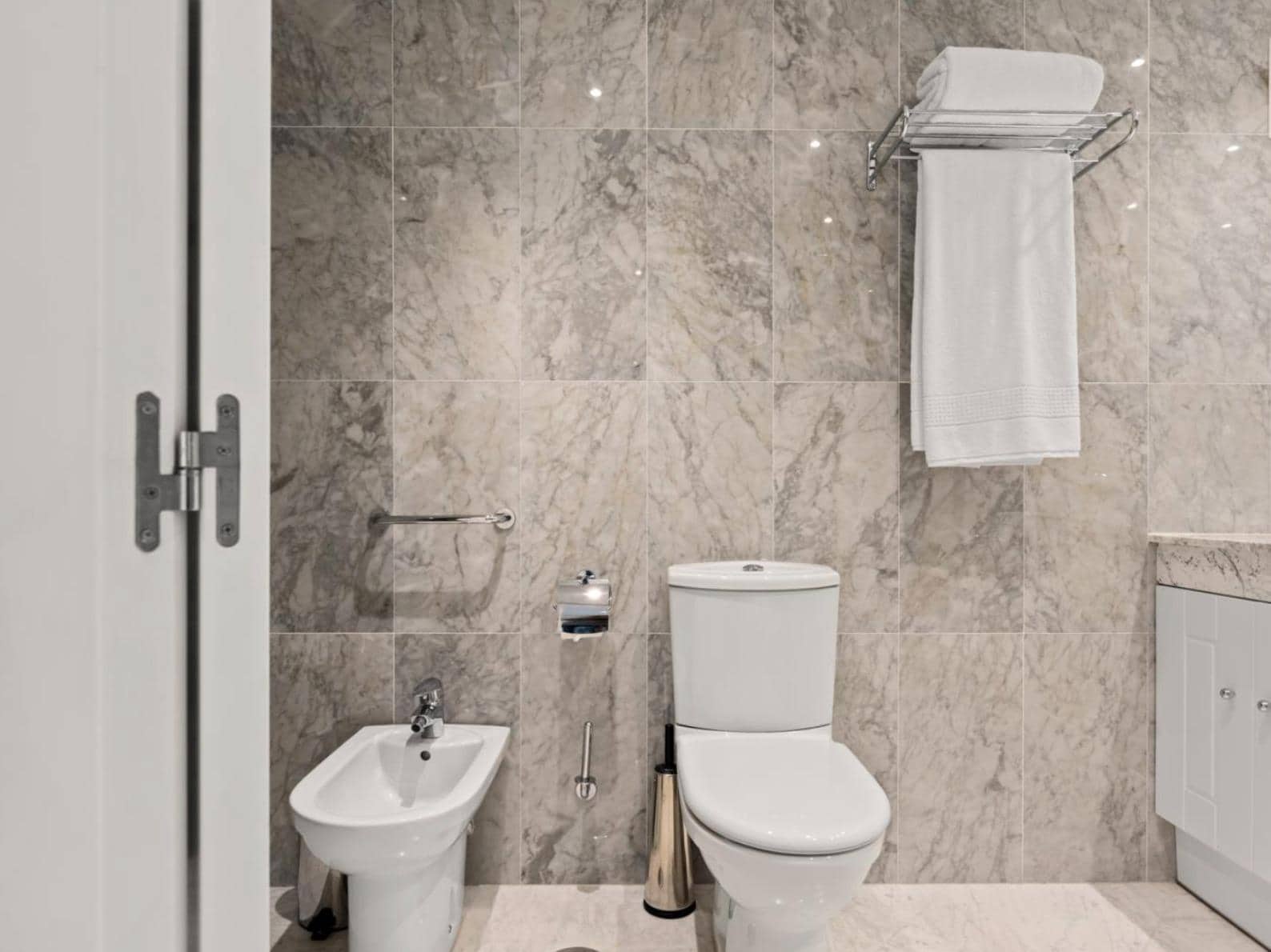 2 bedroom Apartment for sale in Marbella with pool garage - € 850,000 (Ref: 9059348)