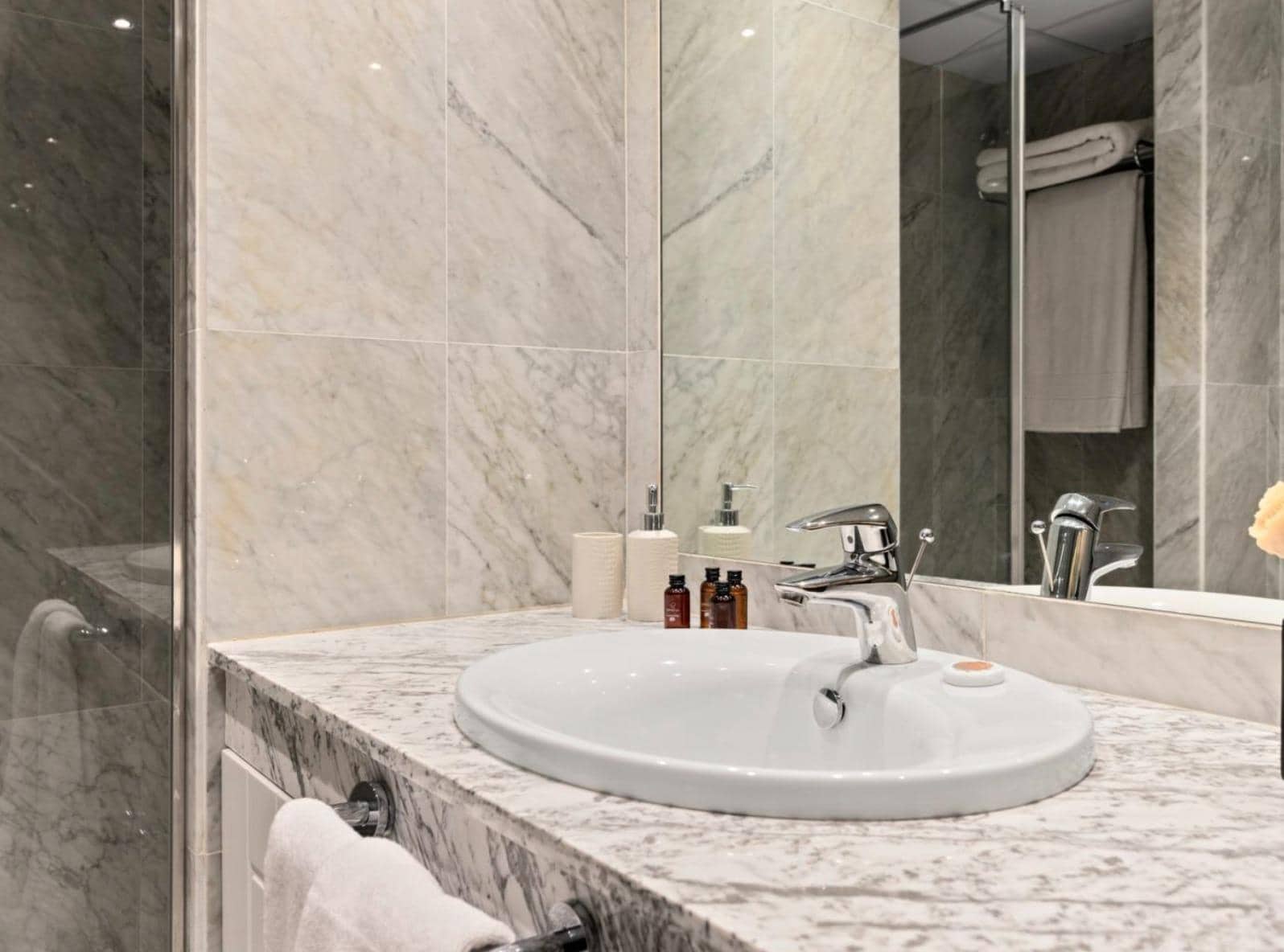 2 bedroom Apartment for sale in Marbella with pool garage - € 850,000 (Ref: 9059348)