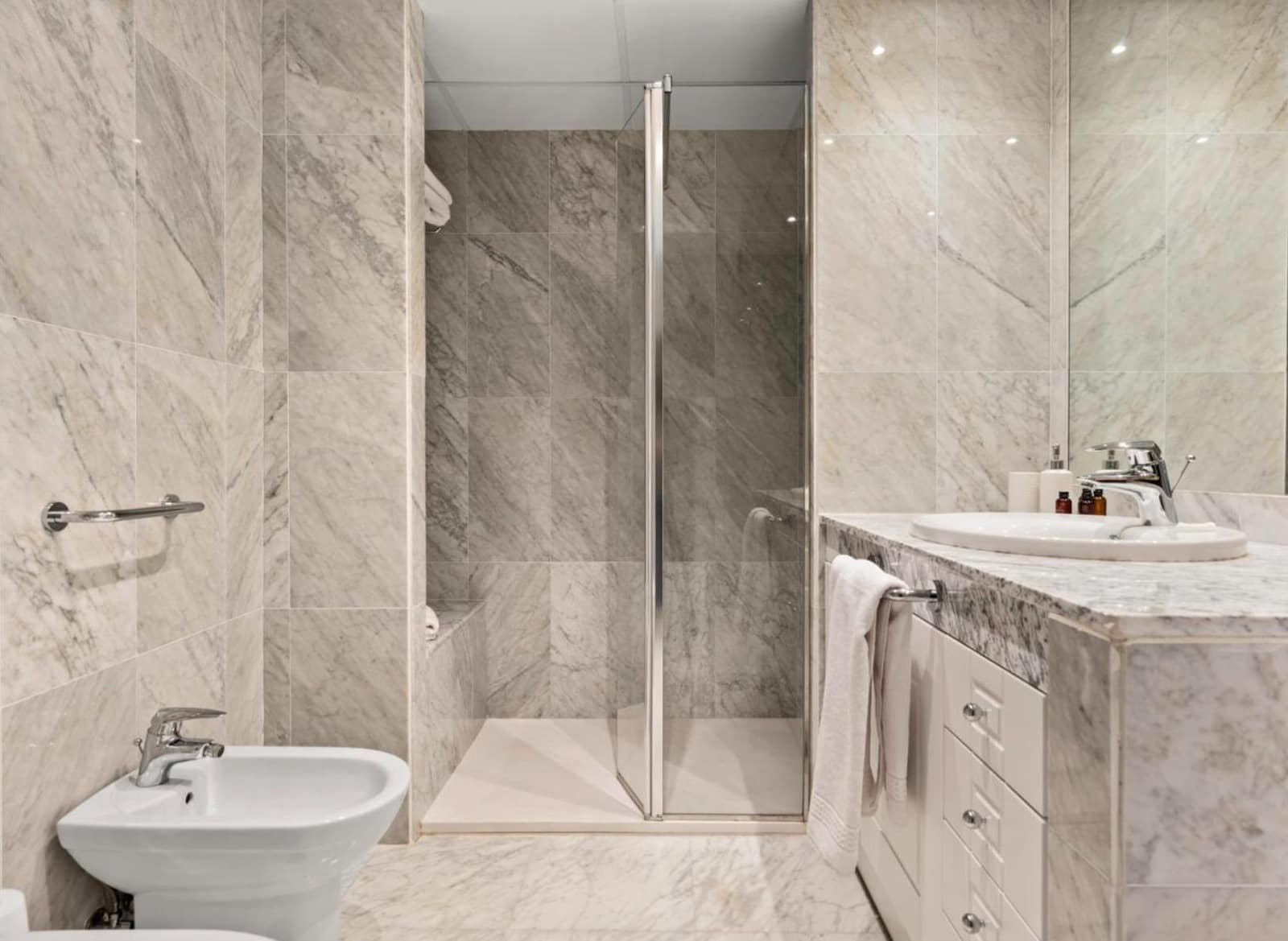 2 bedroom Apartment for sale in Marbella with pool garage - € 850,000 (Ref: 9059348)