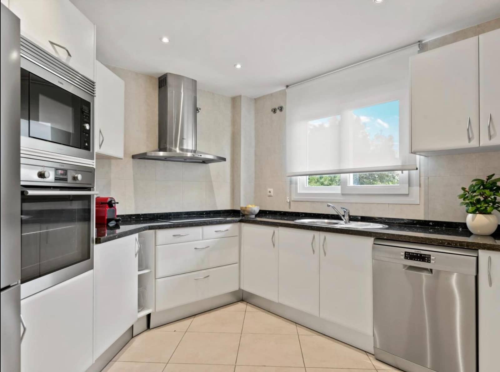 2 bedroom Apartment for sale in Marbella with pool garage - € 850,000 (Ref: 9059348)