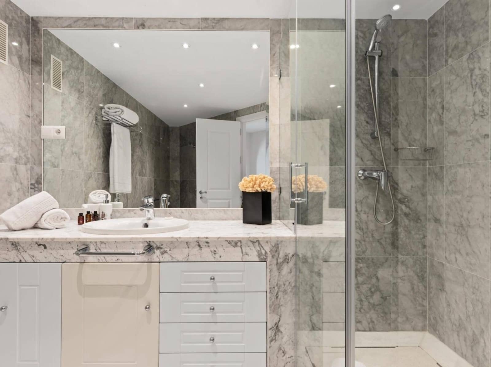 2 bedroom Apartment for sale in Marbella with pool garage - € 850,000 (Ref: 9059348)