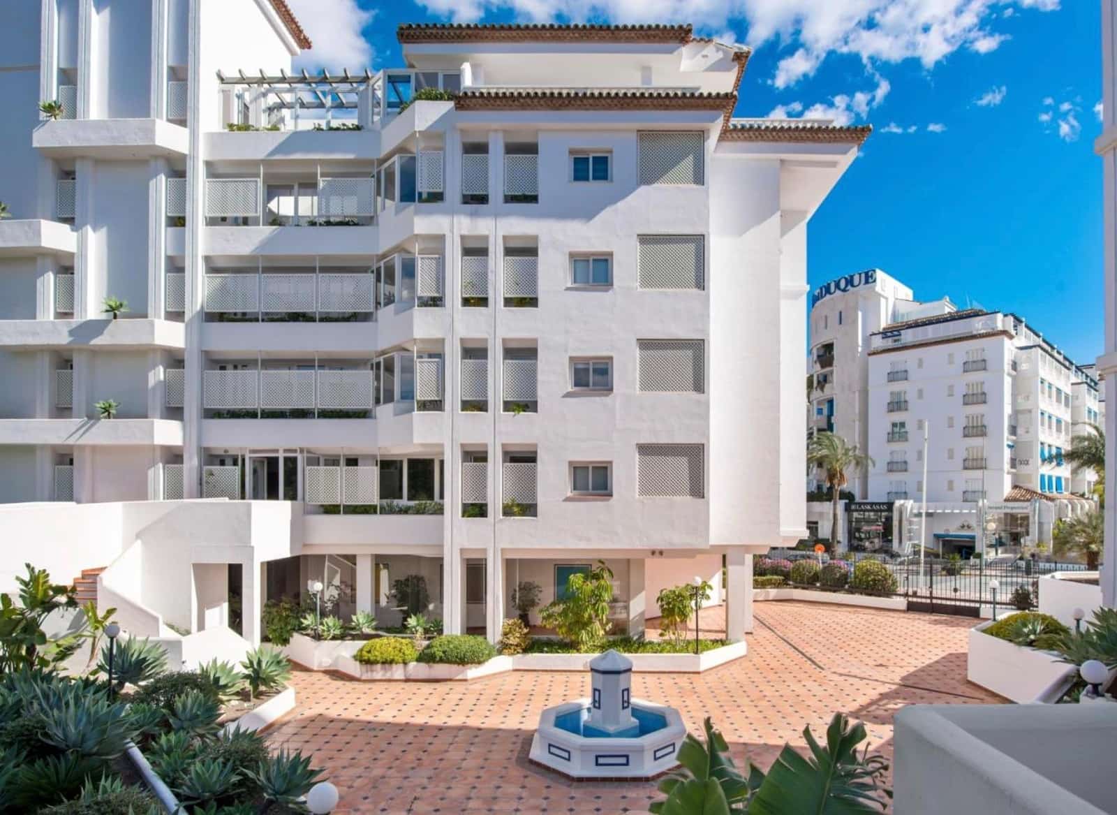 2 bedroom Apartment for sale in Marbella with pool garage - € 850,000 (Ref: 9059348)