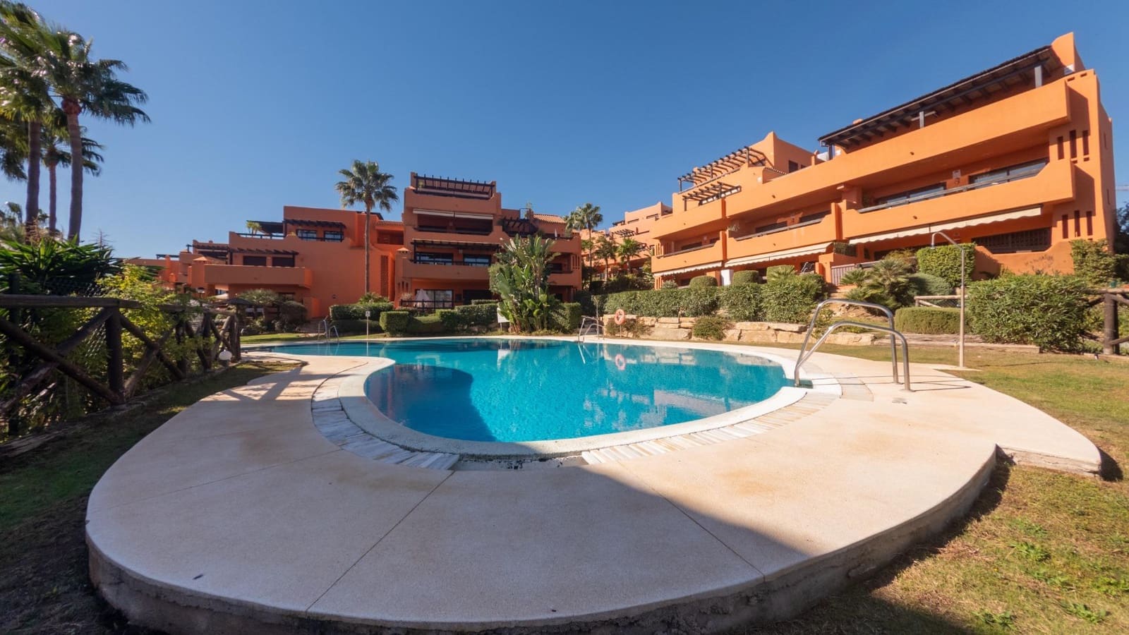 3 bedroom Flat for sale in Estepona with pool garage - € 480,000 (Ref: 9396017)