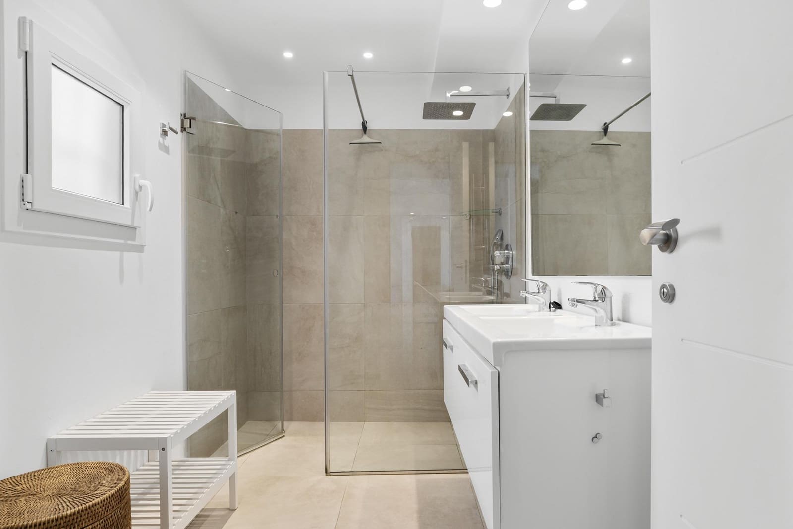 3 bedroom Beach Apartment for sale in Marbella with pool garage - € 1,385,000 (Ref: 9427230)