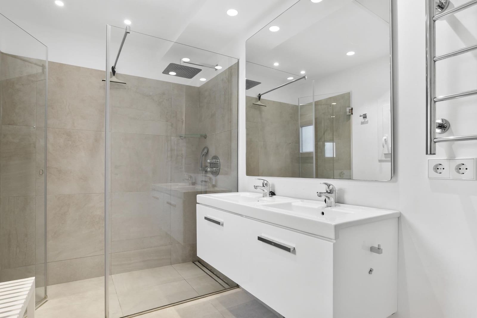 3 bedroom Beach Apartment for sale in Marbella with pool garage - € 1,385,000 (Ref: 9427230)