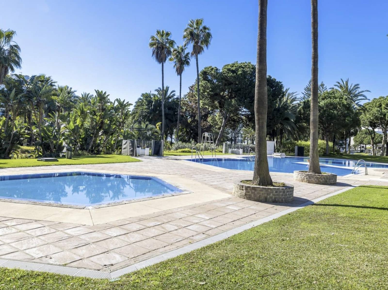 3 bedroom Beach Apartment for sale in Marbella with pool garage - € 1,385,000 (Ref: 9427230)