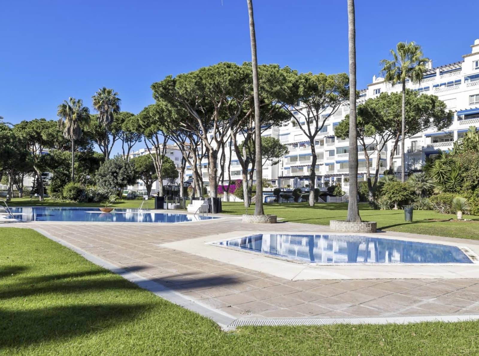 3 bedroom Beach Apartment for sale in Marbella with pool garage - € 1,385,000 (Ref: 9427230)