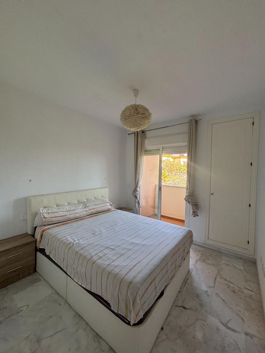 Ático de 2 habitaciones en Estepona en venta - 399.000 € (Ref: 9629995)