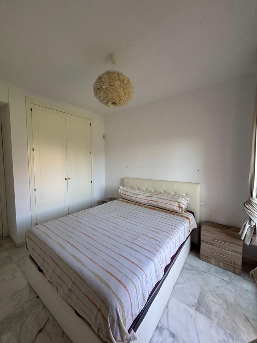 Ático de 2 habitaciones en Estepona en venta - 399.000 € (Ref: 9629995)