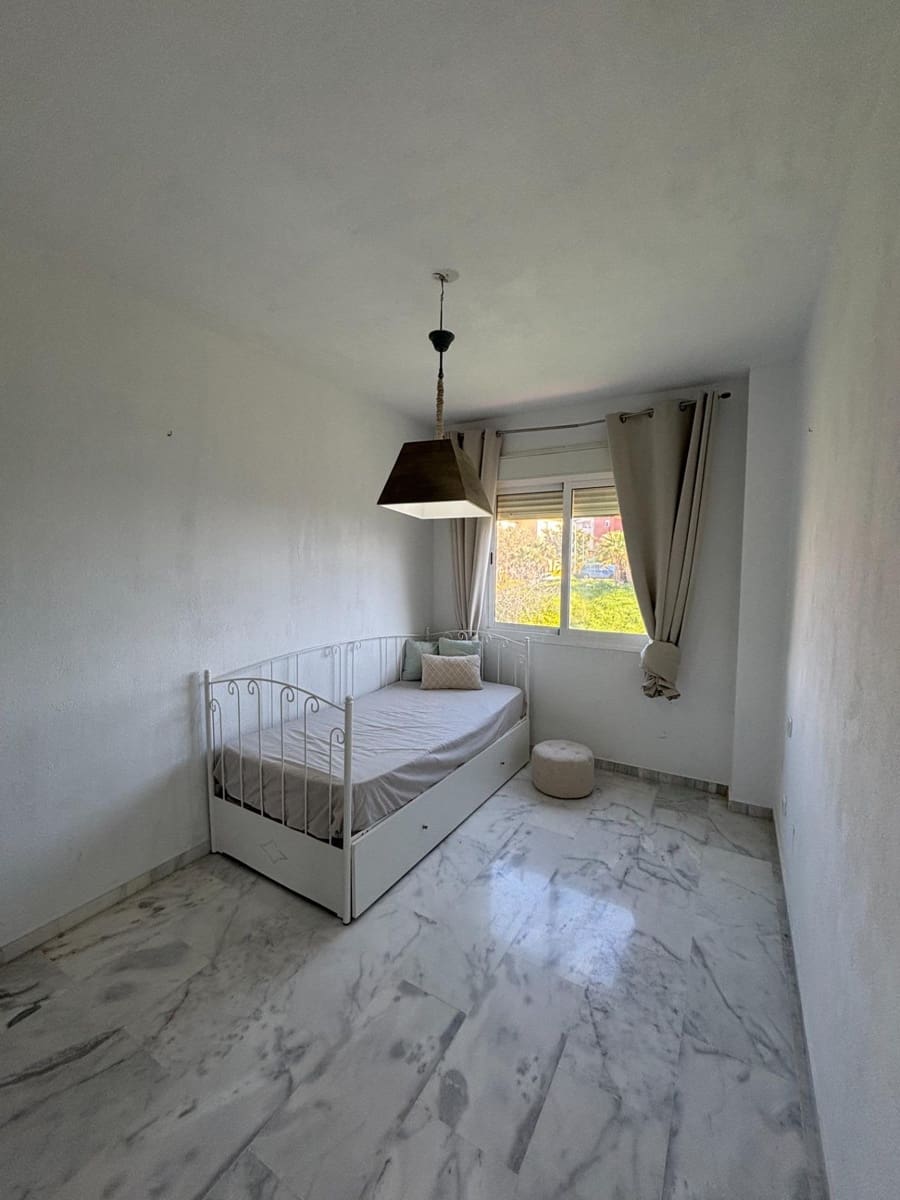 Ático de 2 habitaciones en Estepona en venta - 399.000 € (Ref: 9629995)