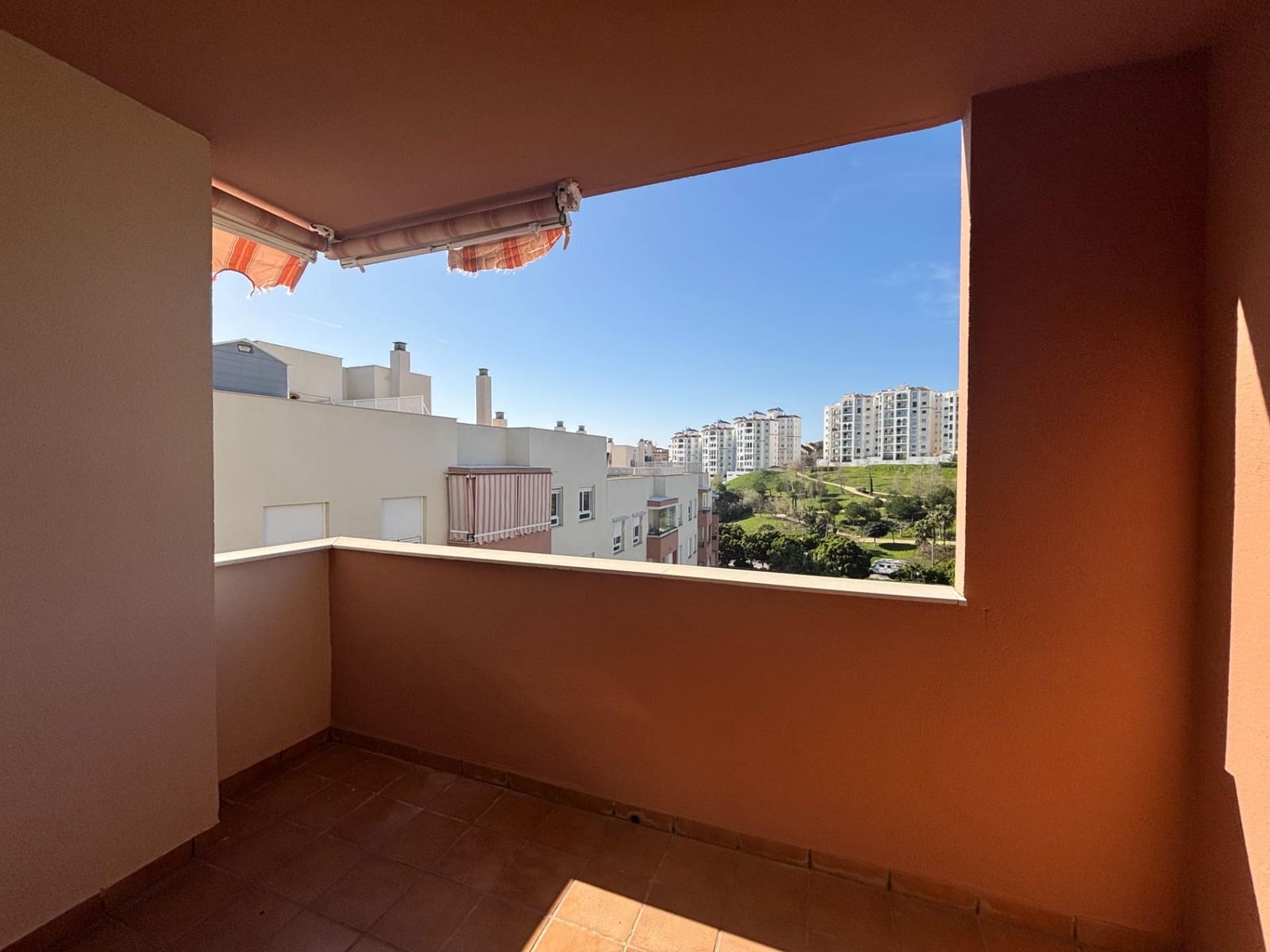 Ático de 2 habitaciones en Estepona en venta - 399.000 € (Ref: 9629995)