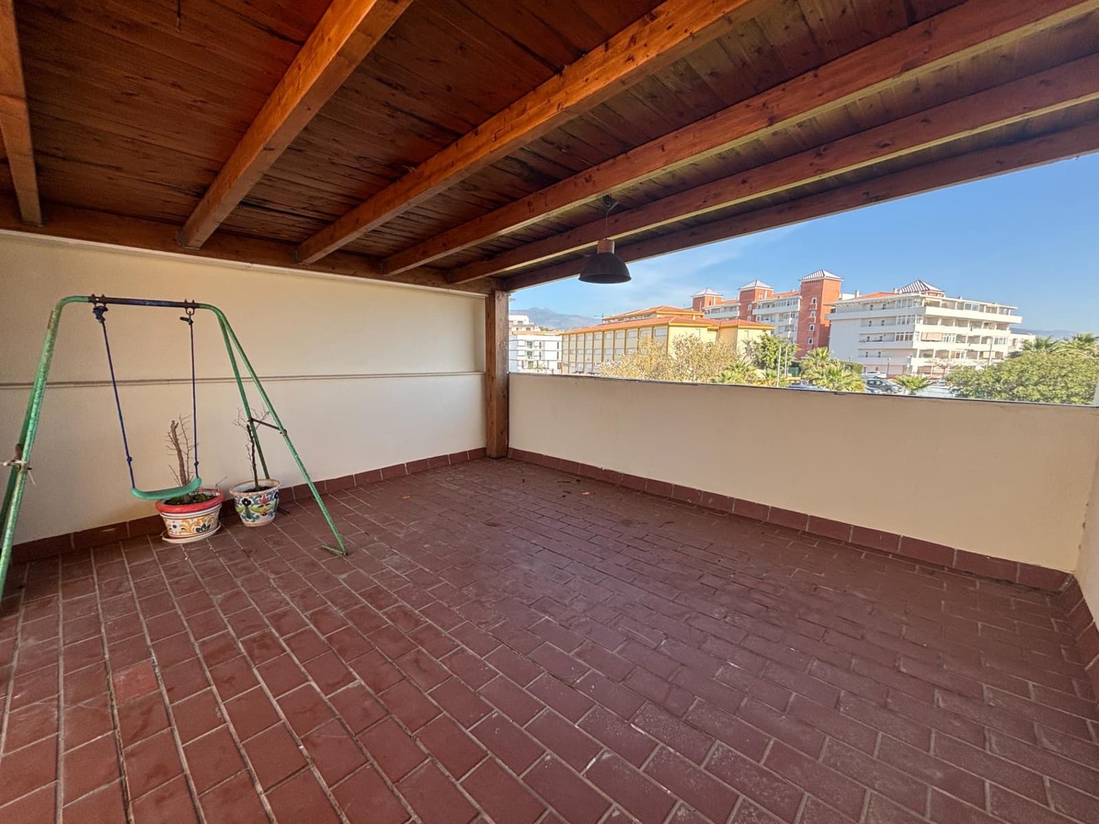 Ático de 2 habitaciones en Estepona en venta - 399.000 € (Ref: 9629995)