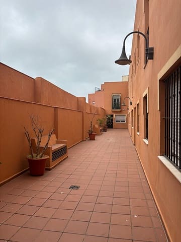 3 sovrum Radhus att hyra i La Línea de la Concepción - 900 € (Ref: 9913196)