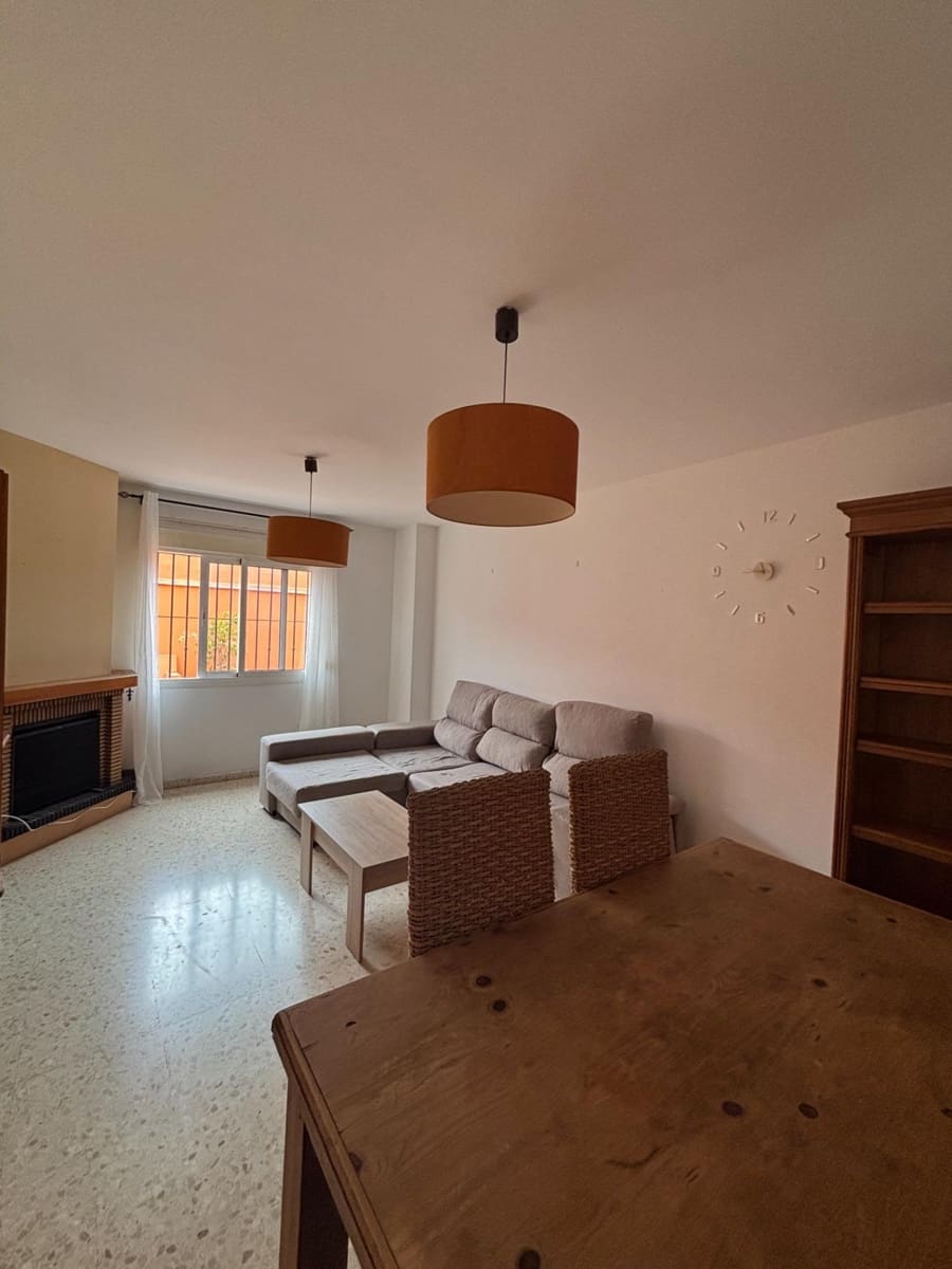3 sovrum Radhus att hyra i La Linea de la Concepcion - 900 € (Ref: 9913196)