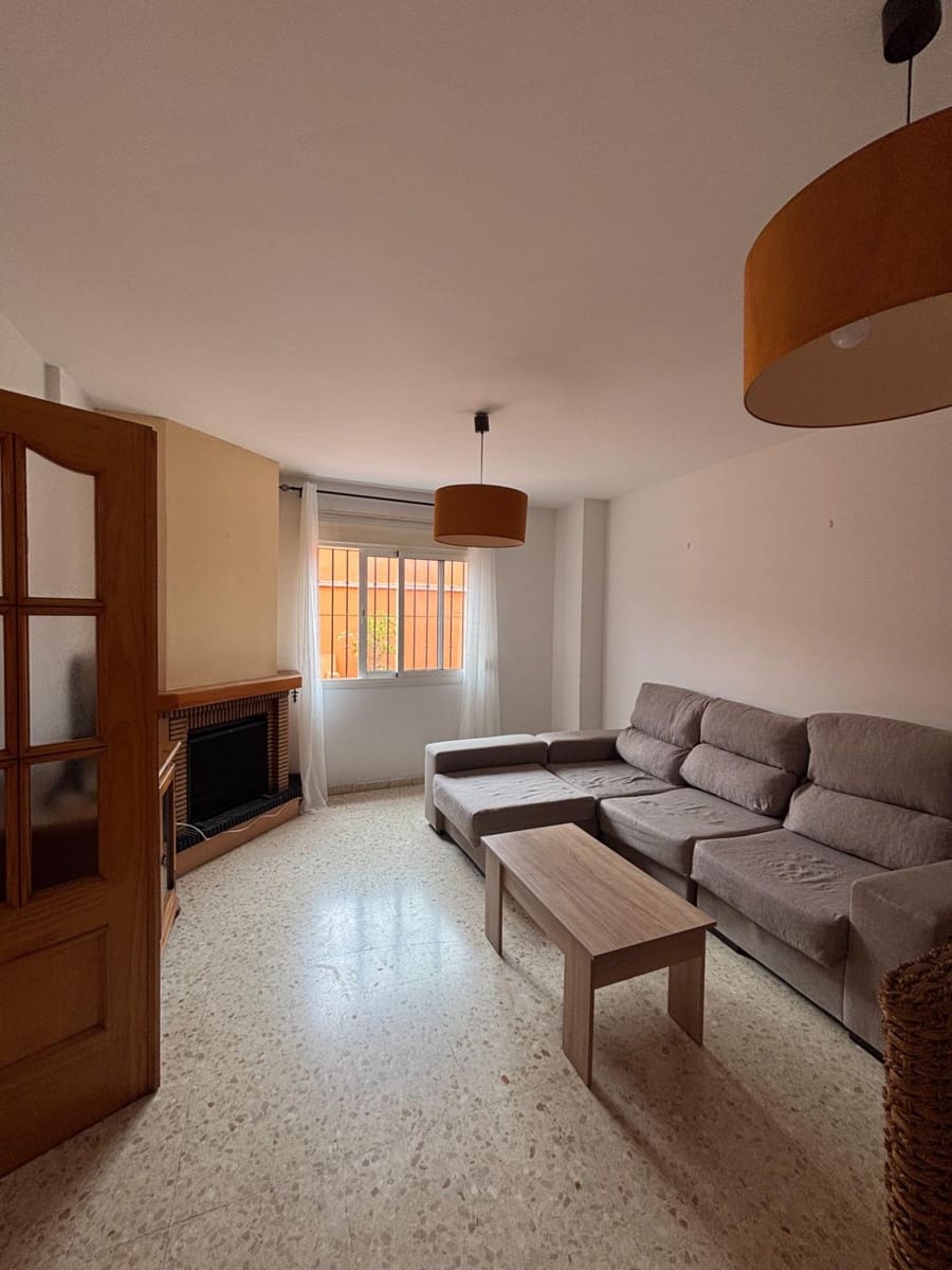 3 sovrum Radhus att hyra i La Linea de la Concepcion - 900 € (Ref: 9913196)