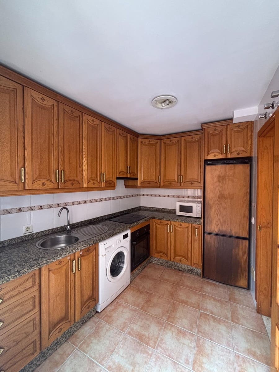 3 sovrum Radhus att hyra i La Linea de la Concepcion - 900 € (Ref: 9913196)