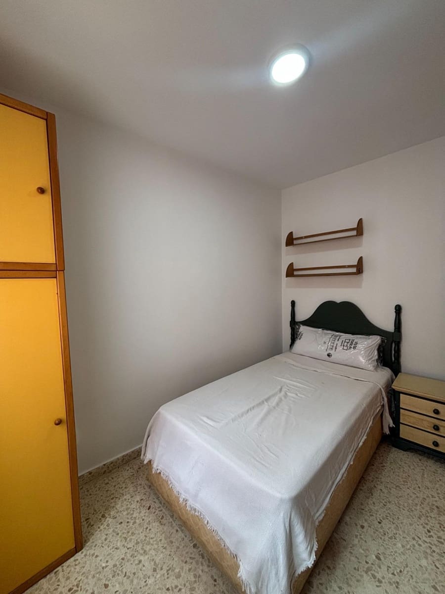 3 sovrum Radhus att hyra i La Linea de la Concepcion - 900 € (Ref: 9913196)