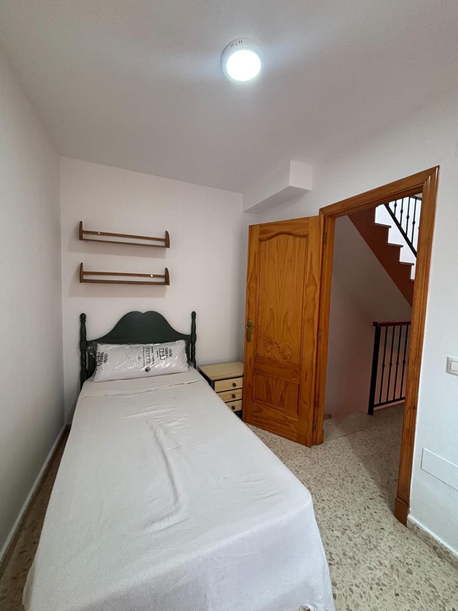 3 sovrum Radhus att hyra i La Linea de la Concepcion - 900 € (Ref: 9913196)