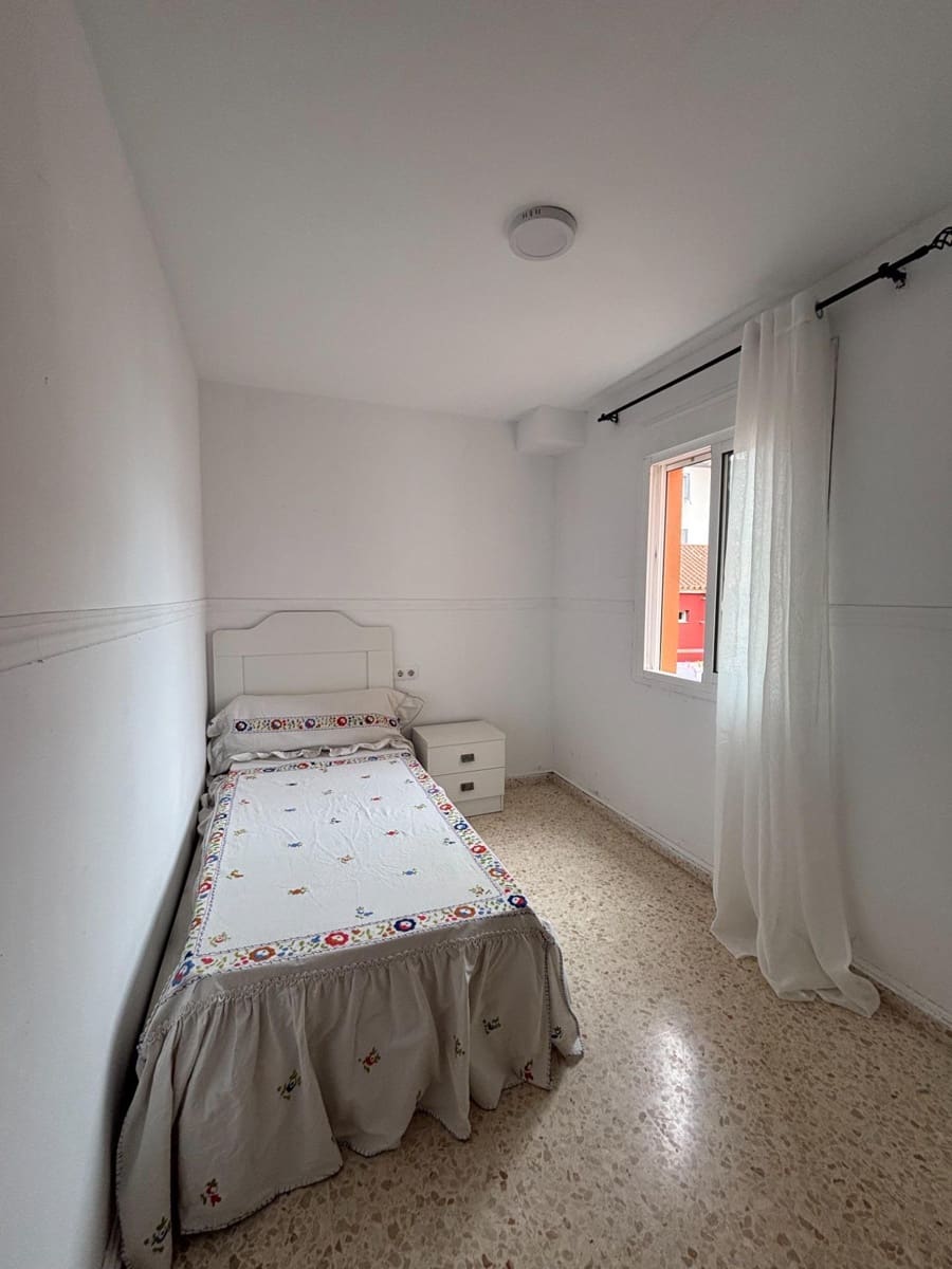 3 sovrum Radhus att hyra i La Linea de la Concepcion - 900 € (Ref: 9913196)