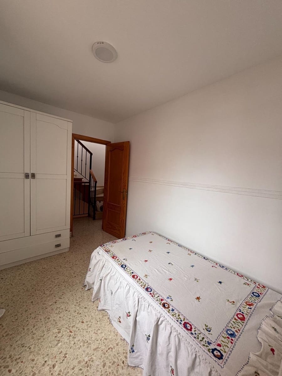 3 sovrum Radhus att hyra i La Linea de la Concepcion - 900 € (Ref: 9913196)