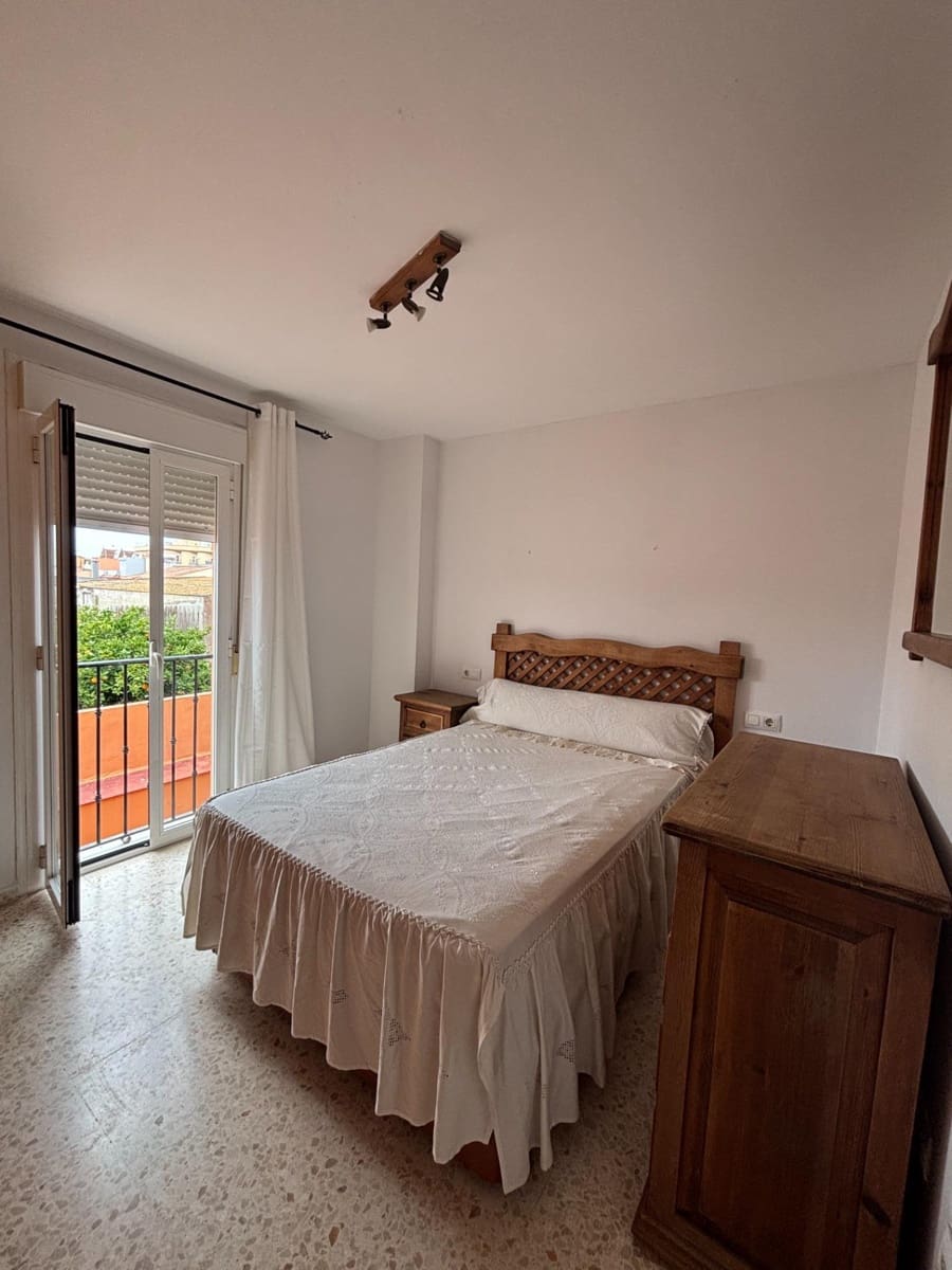3 sovrum Radhus att hyra i La Linea de la Concepcion - 900 € (Ref: 9913196)