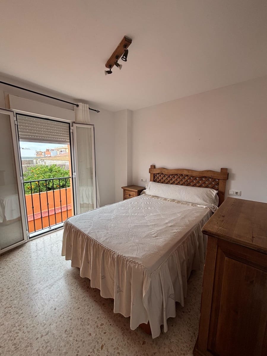 3 sovrum Radhus att hyra i La Linea de la Concepcion - 900 € (Ref: 9913196)