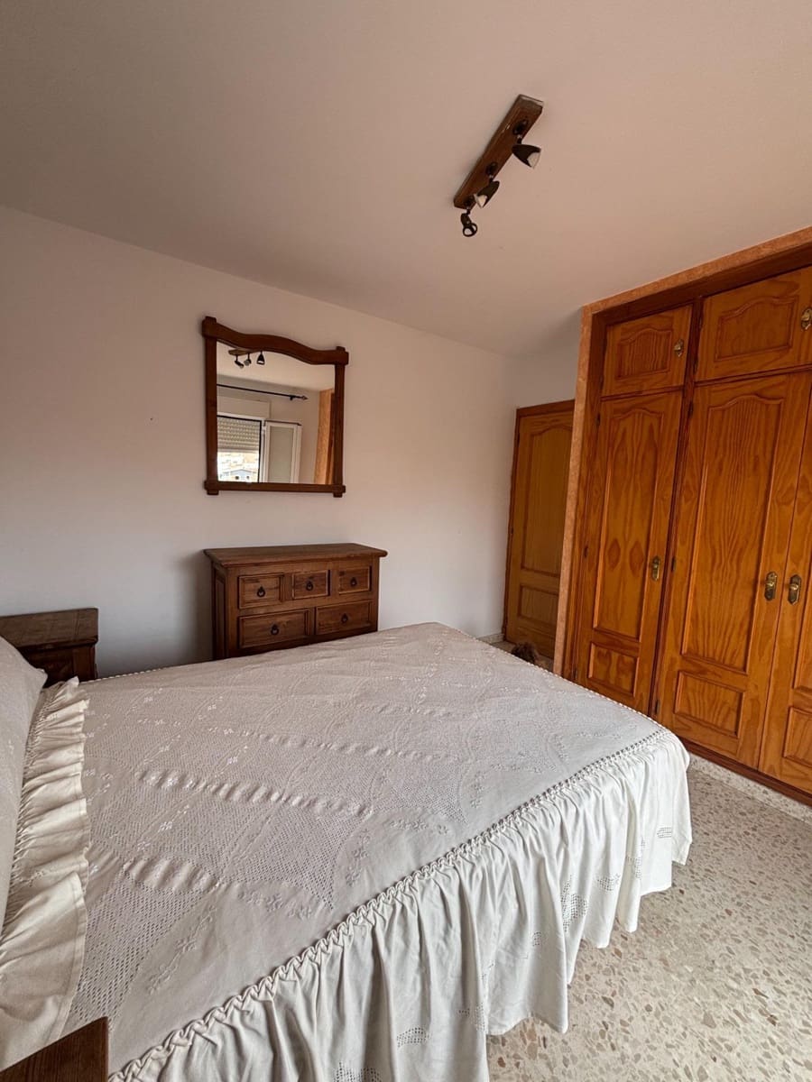 3 sovrum Radhus att hyra i La Linea de la Concepcion - 900 € (Ref: 9913196)